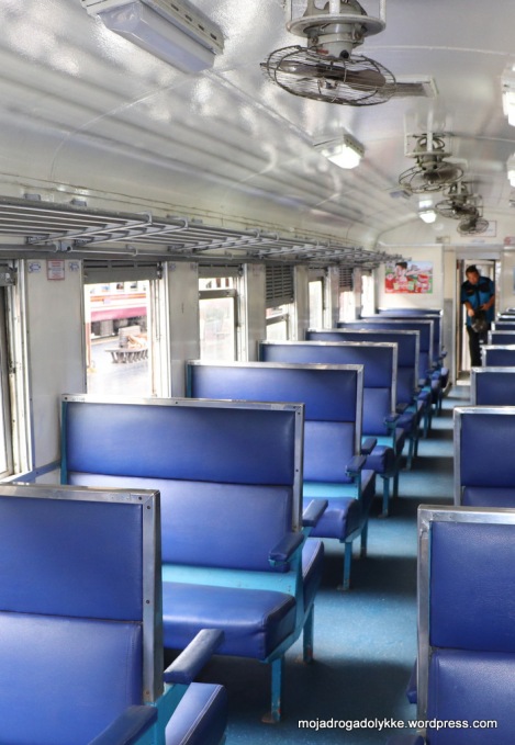 ordinary train bangkok ayuttaya third class thai class trzecia klasa pociąg Tajlandia